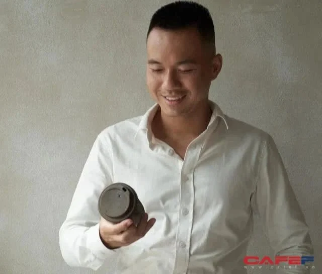 Founder Thanh Lê và ly làm bằng nhựa sinh học cà phê